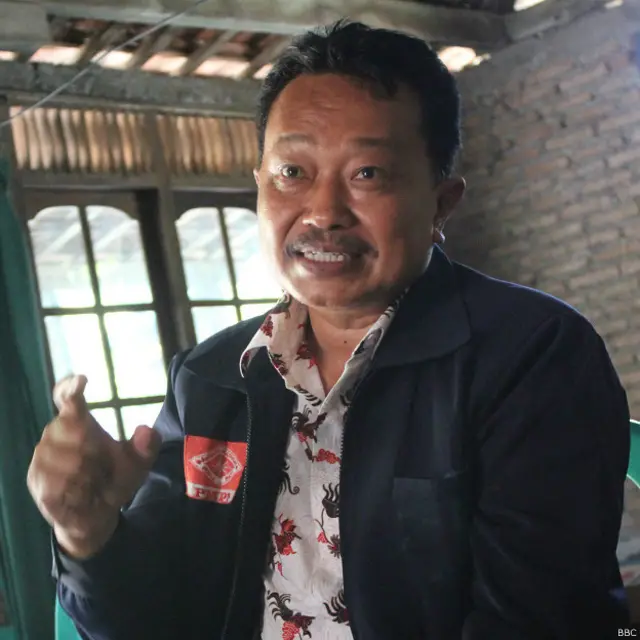 Handoyo Triatmoko, saat berusia sekitar empat atau lima bulan, kehilangan ayahnya. "Ayah saya termasuk delapan warga desa ini yang matik ditembak," katanya. 
