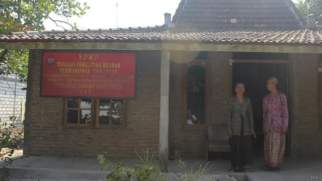 Handoyo, bersama YPKP 1965 Pati, berupaya untuk mengungkap praktek kekerasan yang dialami para eks tapol dan keluarganya.