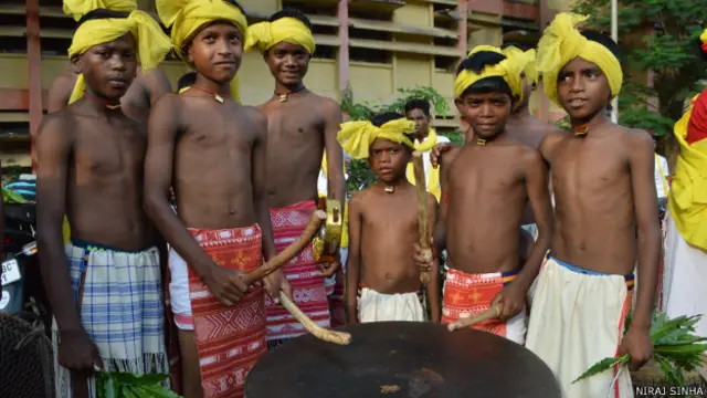 आदिवासी बच्चे