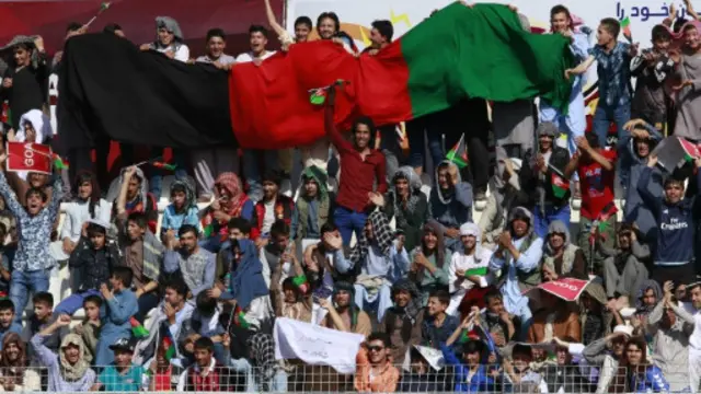 د لوبې لیدو ته زرګونه نارینه او ښځینه مینه وال ورغلي وو.