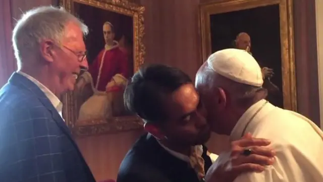 El papa saluda a Yayo Grassi y a su novio