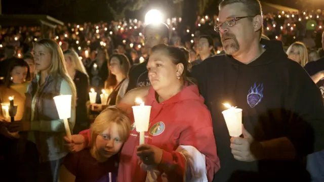 罗斯堡居民举行烛光悼念仪式