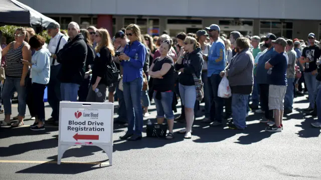 在罗斯堡县排队献血的人们