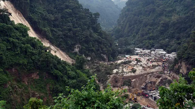 جمعرات کو لگاتار تیز بارش کے نتیجے میں وادی میں موجود گھروں پر کئی ٹن مٹی کے تودے اور چٹانیں گر گئی تھیں