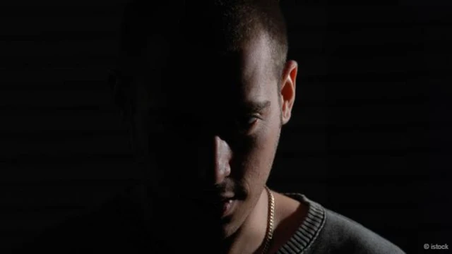 Una persona en la oscuridad