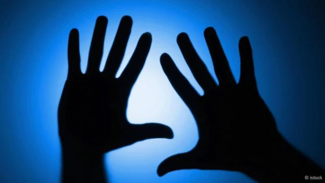 Unas manos a contraluz