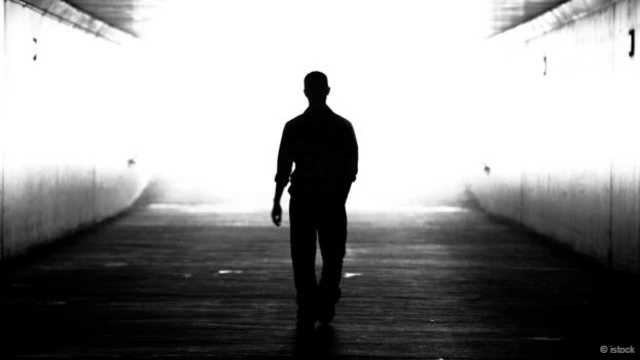 Una persona a contraluz