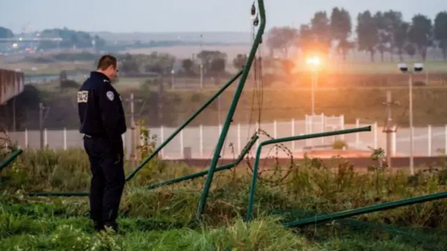 欧洲隧道附近的一处围栏遭到严重破坏