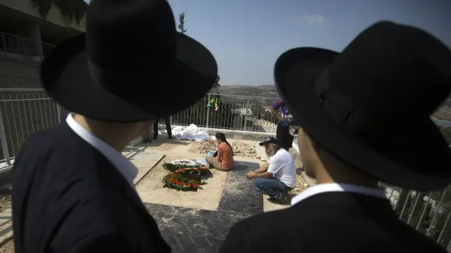 قُتل زوجان من المستوطنين اليهود الإسرائيليين قرب نابلس الخميس.