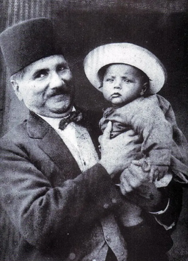 جاوید اپنے والد کی دوسری اہلیہ سردار بیگم سے تھے اور والد کے بھی خوب لاڈلے تھے