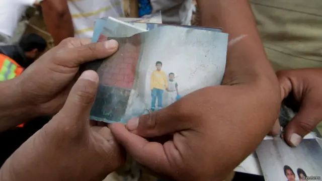 "Ahí están tíos, primos, sobrinos, toda mi familia, son seis casas en total de mis familiares que quedó bajó el cerro", le dijo Marleni Pu, de 25 años, a la agencia The Associated Press.