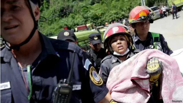 Los equipos de rescate trabajan contrarreloj. 