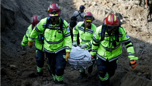 سینکڑوں امدادی کارکن لوگوں کی تدفین میں مدد کر رہے ہیں