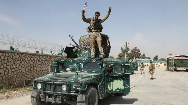 سرپرست ولایت قندوز گفته که نیروهای امنیتی افراد وابسته به طالبان را از شهر بیرون رانده‌اند