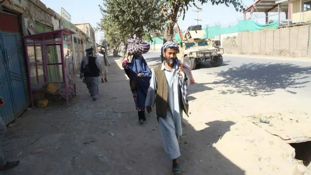 با ادامه درگیری‌ها در قندوز غیر نظامیان شکایت دارند که با کمبود مواد غذایی و آب روبرو هستند