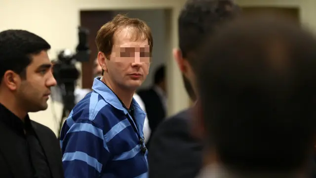 در تصاویری که خبرگزاری قوه قضاییه ایران از دادگاه بابک زنجانی منتشر کرده چشمان او شطرنجی شده است