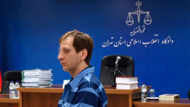  در تصاویری که خبرگزاری قوه قضاییه ایران از دادگاه بابک زنجانی منتشر کرده چشمان او شطرنجی شده است 