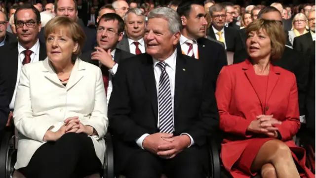 德国总理默克尔（左）与总统高克（中）在纪念两德统一25周年仪式上