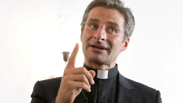 تزامن إعلان شارمسا بشأن ميوله الجنسية مع وصول الكهنة إلى روما لحضور اجتماع للمجمع المقدس يناقش عدة قضايا من بينها المثلية الجنسية.