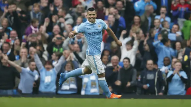 Sergio Aguero mencetak gol penentu kemenangan Manchester City atas Everton.