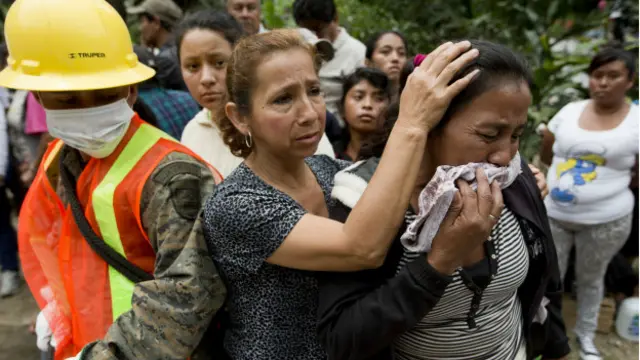 Familliares de las víctimas del deslave