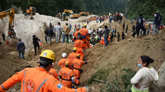 Excavadoras remueven la tierra para facilitar la búsqueda.