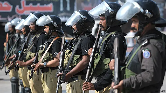 پولیس نے علاقے کو کوارڈن آف کر کے مزید نفری طلب کر لی ہے