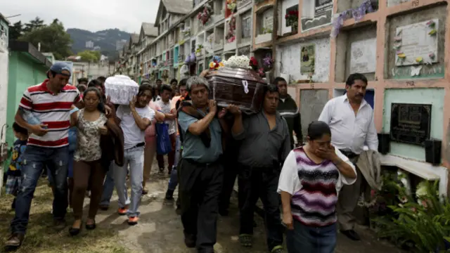 Entierro de las primeras víctimas identificadas.