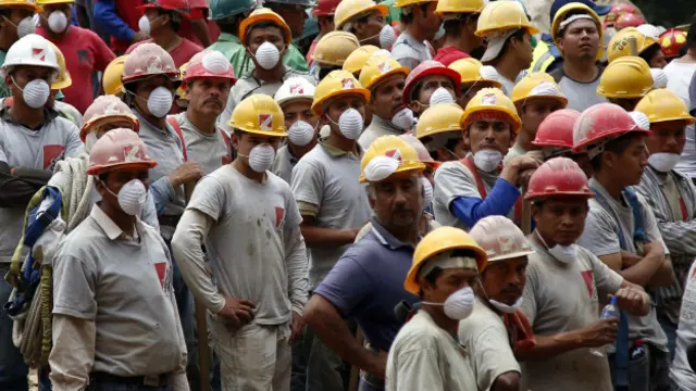 Voluntarios esperan su turno para participar en las tareas de rescate