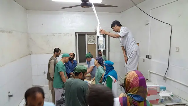 Dalam foto yang dirilis oleh MSF, ahli bedah MSF terlihat bekerja di bagian rumah sakit yang aman dari serangan pada 3 Oktober 2015.