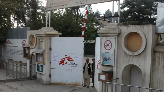 موږ چې روغتون ته ننوتلو پر سړک روان و، د خلکو سترګې را اوښتې، ځکه دغه روغتون ته اوس د چا ډېر تګ راتګ نشته.