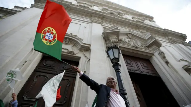 里斯本街頭參與競選集會民眾揮舞葡萄牙國旗(2/10/2015)