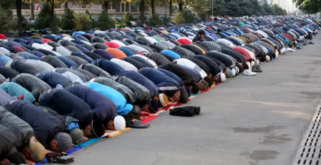 قرغیزي سیاستوال د خپل کمپاین پرمهال له مذهبي ډلو او وګړو هم ګټه اخلي