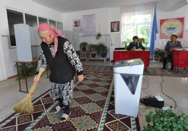 بیشکیک ته څېرمه تش موینوک کلي کې له رای اچونې وړاندې د رای ورکولو یوه مرکز کې یوه مېرمن ځای جارو کوي