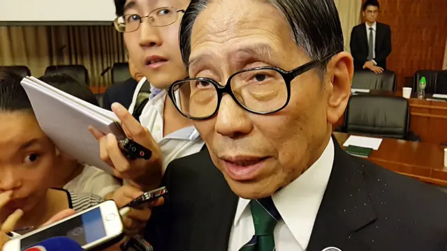 梁智鸿在港大校委会会议上（BBC中文网图片28/7/2015）