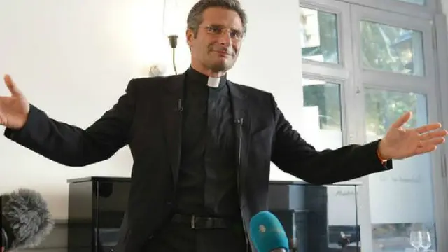 يقول القس كريستوف شارمسا (43 عاما) إنه يريد تحدي موقف الكنيسة "الرجعي" تجاه المثلية الجنسية