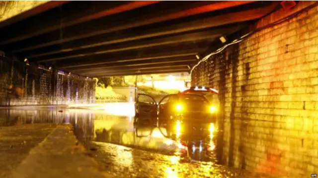 د فرانسې به نیس ښار کې ویل کېږي، چې په دوو ورځو کې دومره زیات باران شوی چې د اټکل له مخې له مخې په ټول کال کې دومره اورښت نه وه شوی