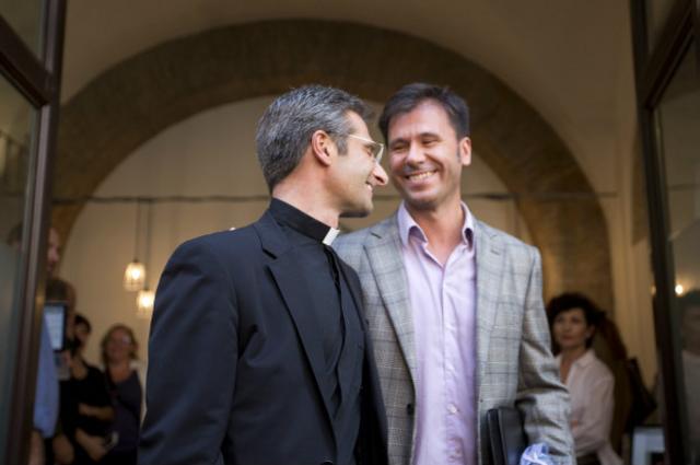 Charamsa se declarou homossexual e apresentou seu companheiro, o catalão Eduardo, na véspera do Sínodo de Bispos (Foto: Liana Aguiar)