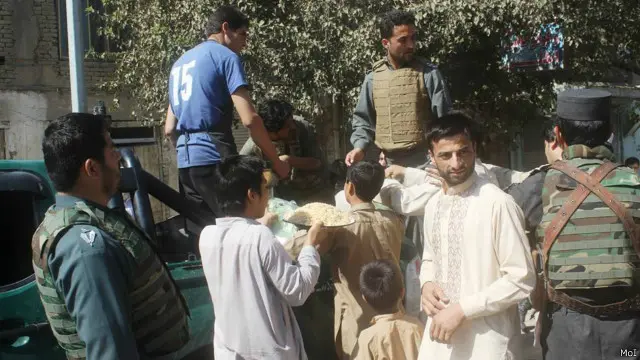 نیروهای امنیتی به مردم قندوز غذای آماده توزیع کردند