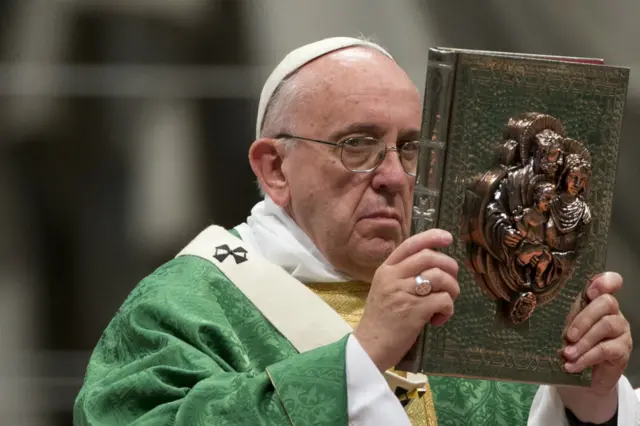 کہا جا رہا ہے کہ پوپ فرانسس جوہری ہتھیاروں کے مخالف رہے ہیں اور انہوں نے امریکہ اور کیوبا کے درمیان رشتے بحال کرنے میں اہم کردار ادا کیا ہے اس لیے ان کے امکانات زیادہ ہیں