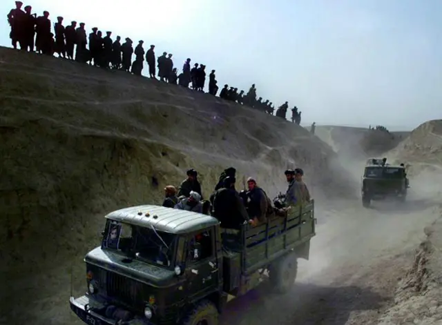 نیروهای ائتلاف شمال در ۱۳۸۰. پیش از حمله آمریکا این ائتلاف نتوانست طالبان را از قندوز بیرون کند