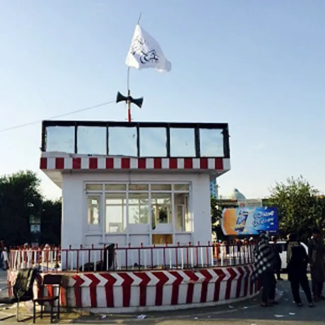 طالبان با نصب پرچم خود در میدان مرکزی شهر قندوز، استفاده تبلیغاتی کردند