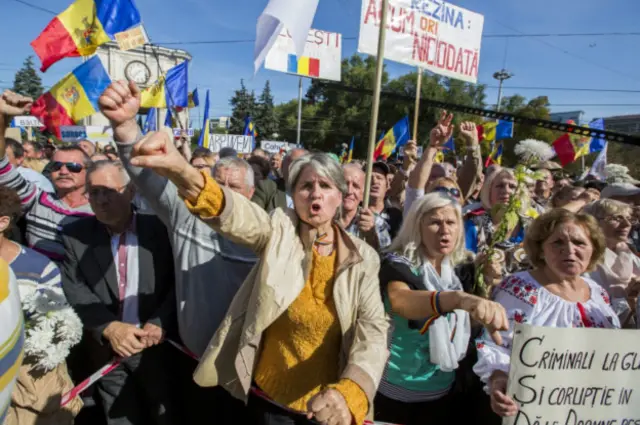 Участники антиправительственной акции протеста в Кишиневе. 4 октября 2015 г.