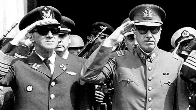 Pinochet era comandante do Exército e liderou o golpe de Estado que derrubou do poder e provocou a morte do presidente Salvador Allende, em setembro de 1973.