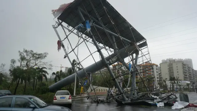 Topan Mujigae semula menghempas provinsi Guangdong, Minggu (4/10) waktu setempat, lalu bergeser ke daerah tetangganya, Guanxi. 