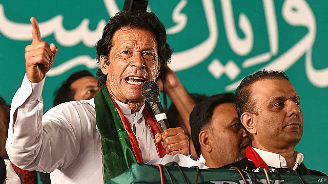  عمران خان نے کہا کہ اُن کا مقابلہ مسلم لیگ نون سے نہیں بلکہ وفاقی اور صوبائی حکومتوں کے ساتھ ہے