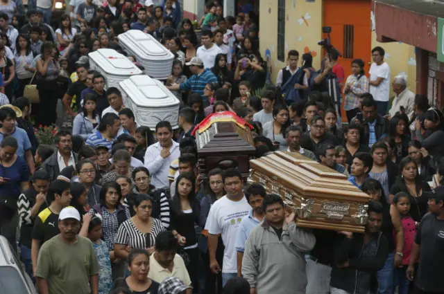 Ataúdes de víctimas del deslave en Guatemala