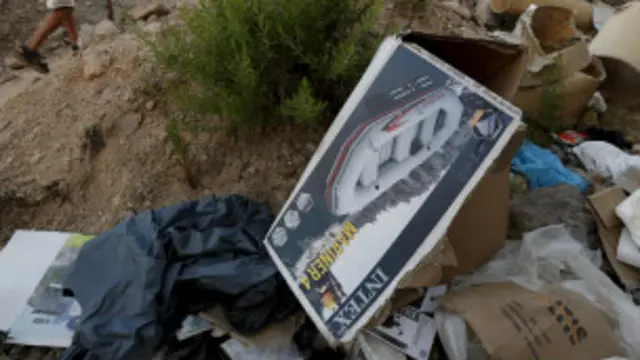 Bote portátil en la costa