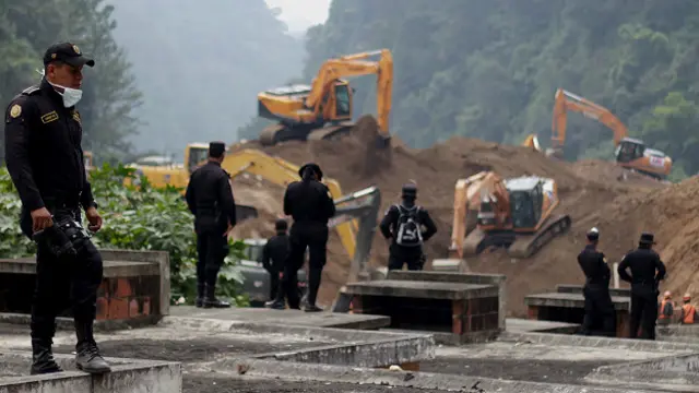 Sejumlah alat berat dikerahkan untuk menggali berton-ton tanah yang mengubur Desa Cambray, Guatemala.