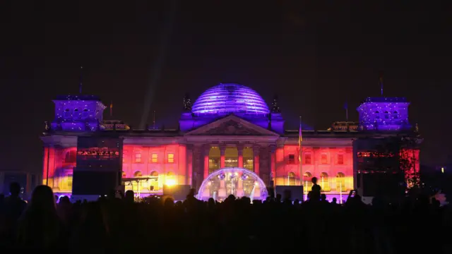Reichstag terlihat bercahaya dengan warna bendera Jerman pada perayaan peringatan 25 tahun penyatuan Jerman pada 3 Oktober 2015. 